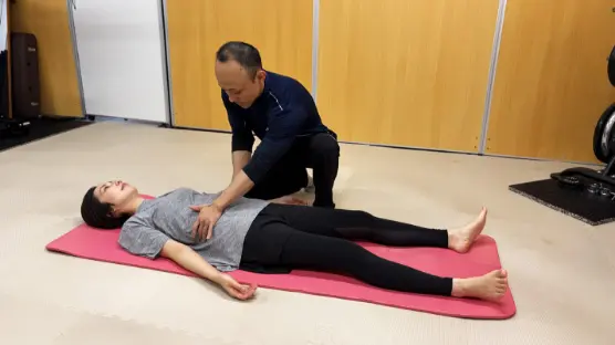 呼吸を意識する様子