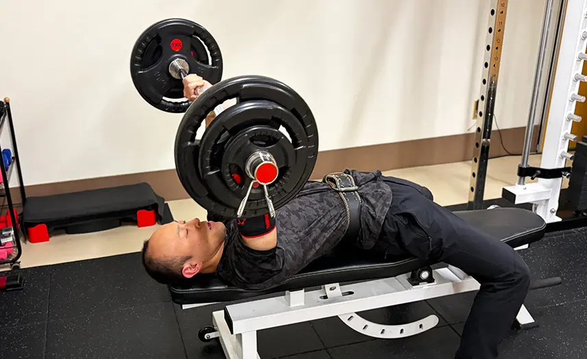 超重量のバーベルを持ち上げる男性