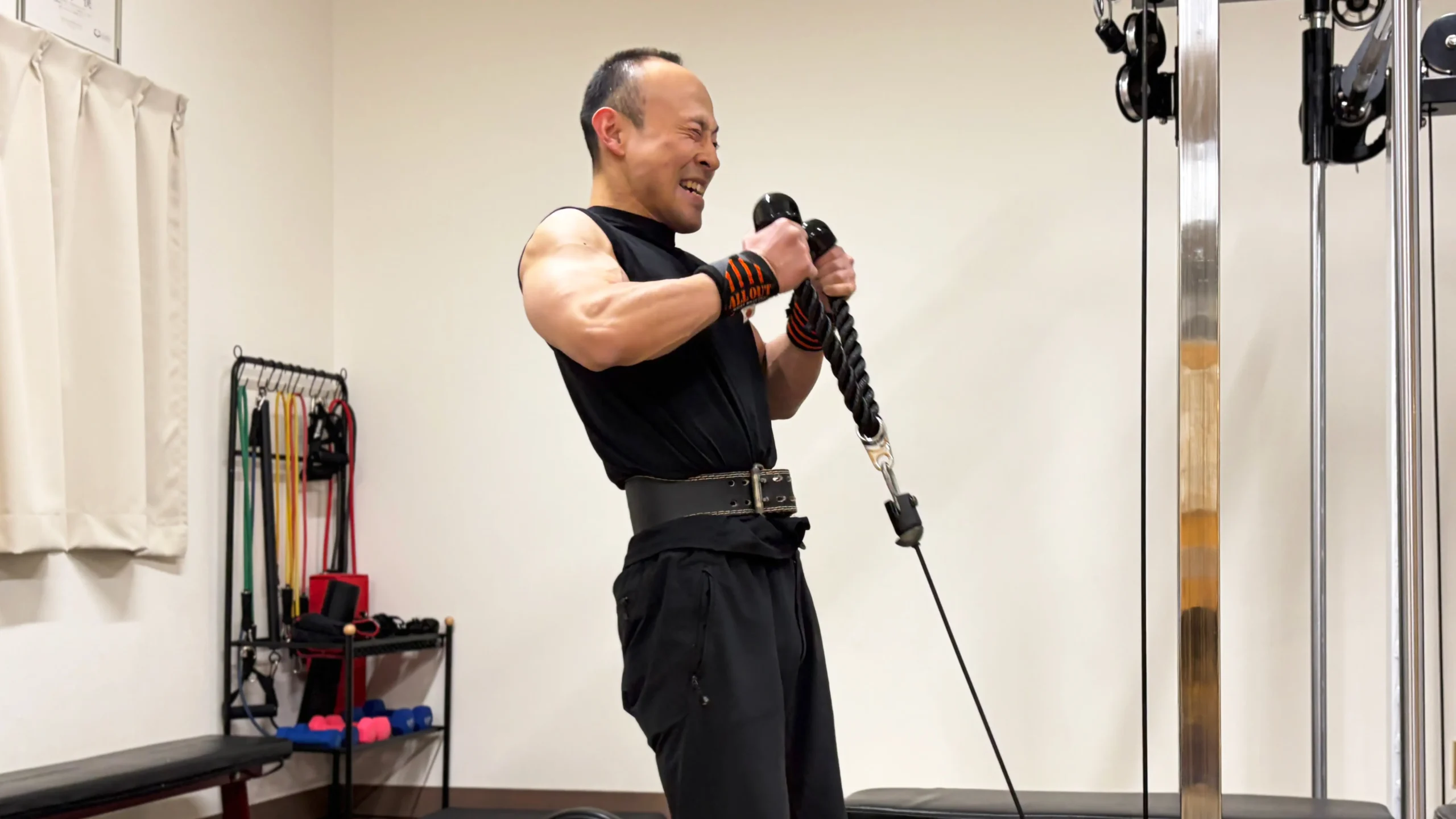 背筋トレーニングをしている男性