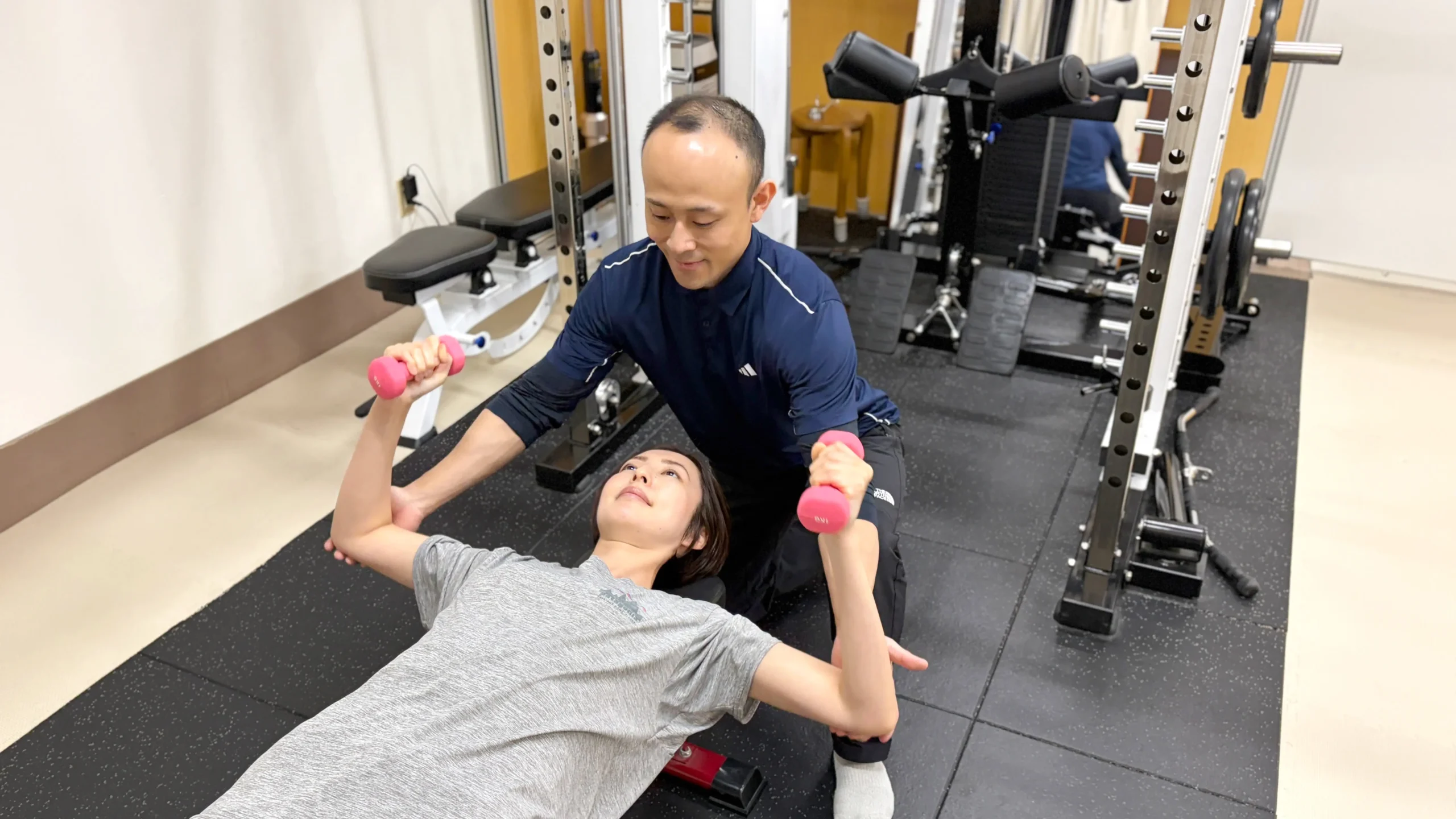 軽い筋トレをしている女性