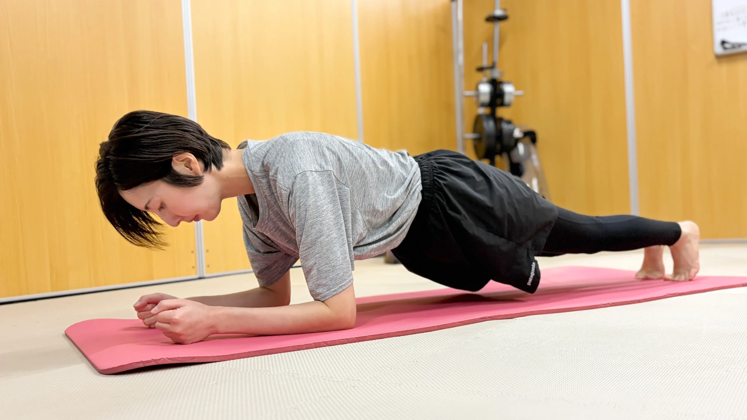 軽い筋トレをしている女性