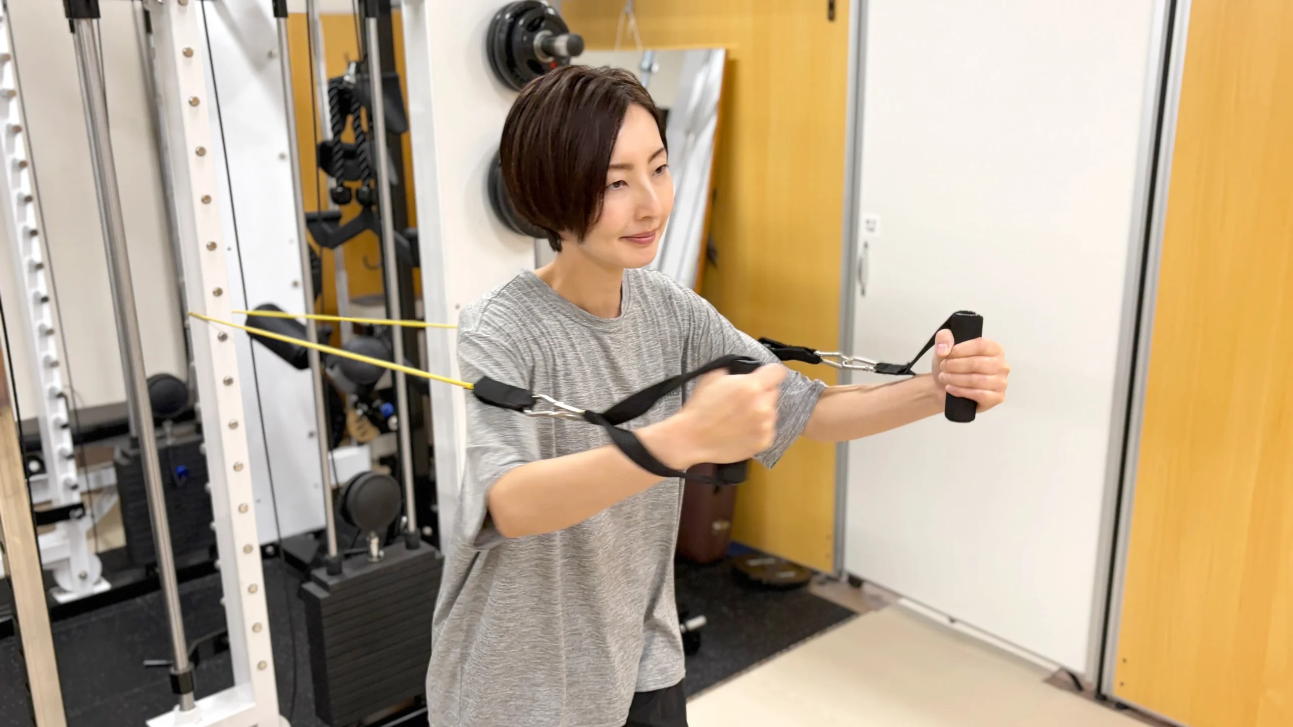 軽い筋トレをしている女性