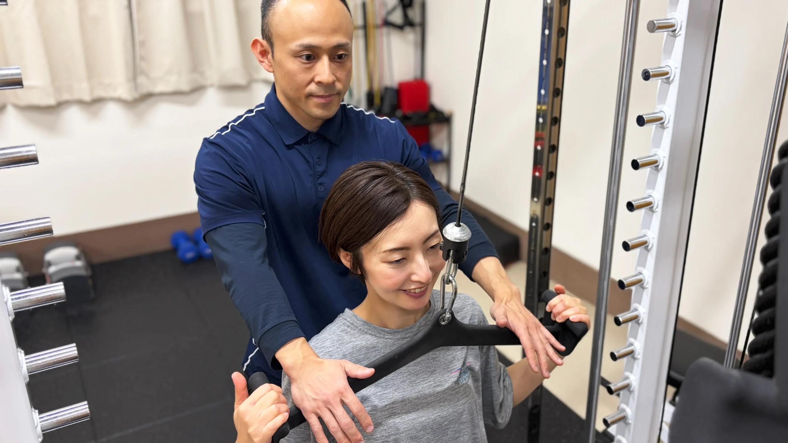 軽い筋トレをしている女性